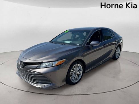 Used 2018 Toyota Camry XLE FWD image 7