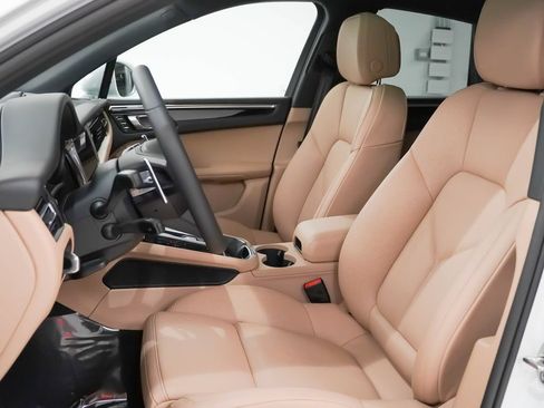 Certified 2026 Porsche Macan AWD/4WD image 5