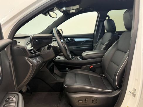 Used 2025 Buick Enclave Preferred FWD image 10
