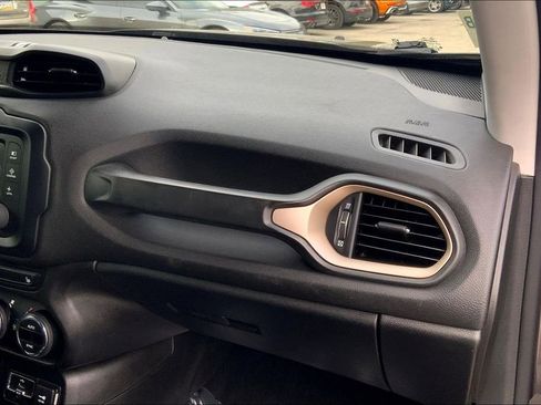 Used 2016 Jeep Renegade Limited image 18