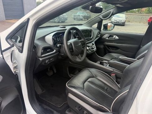 Used 2025 Chrysler Pacifica Limited FWD image 9
