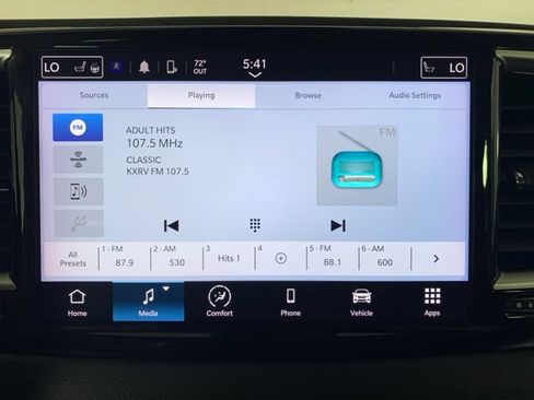 Used 2024 Chrysler Pacifica Touring-L FWD image 3