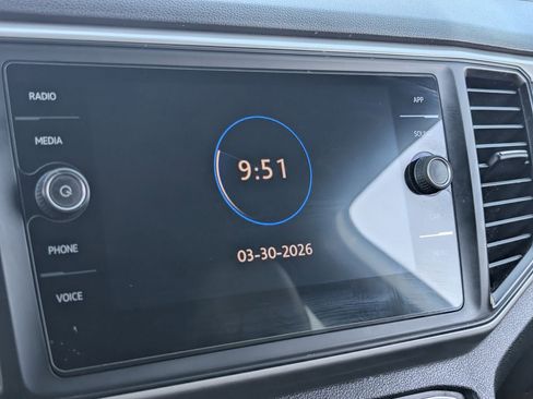 Used 2020 Volkswagen Atlas Cross Sport SE w/ Panoramic Sunroof Package image 23