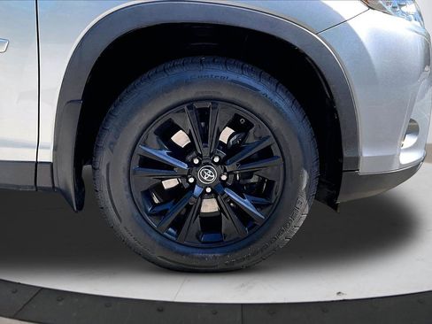 Used 2019 Toyota Highlander LE w/ Protection Package #3 AWD/4WD image 32