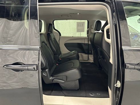 Used 2023 Chrysler Pacifica Touring-L image 51