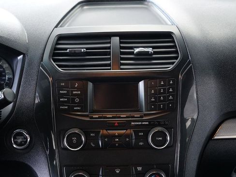 Used 2018 Ford Explorer XLT image 16