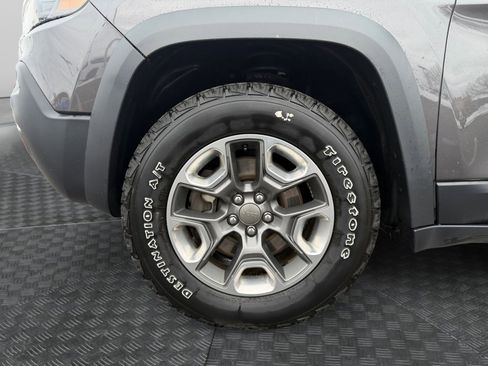 Used 2019 Jeep Cherokee Trailhawk w/ Cold Weather Group AWD/4WD image 14
