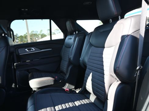 Used 2025 Ford Explorer ST-Line w/ Premium Package image 30