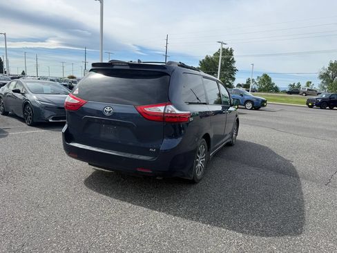 Used 2018 Toyota Sienna XLE Premium FWD image 3