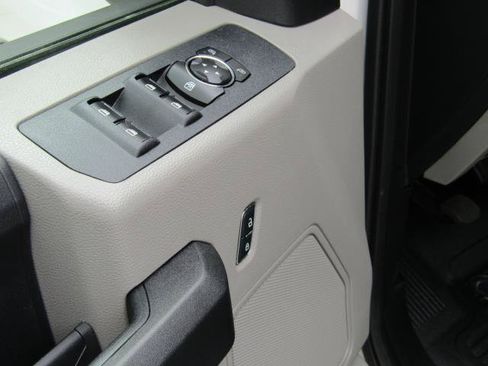 Used 2017 Ford F250 XL w/ Power Equipment Group AWD/4WD image 18