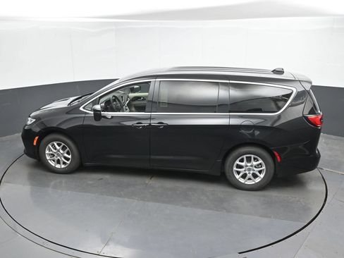 Used 2023 Chrysler Pacifica Touring-L FWD image 37