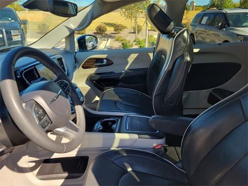 Used 2023 Chrysler Pacifica Limited image 18