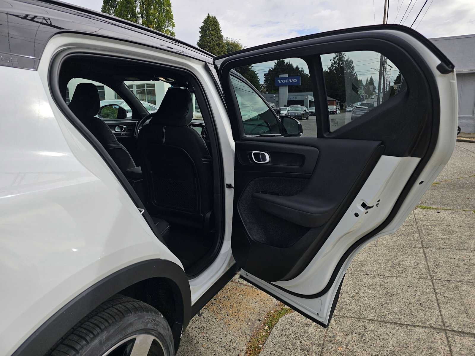 Used 2023 Volvo XC40 Recharge Ultimate AWD/4WD image 13