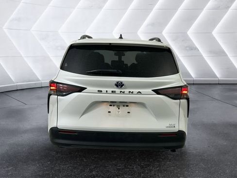 Used 2024 Toyota Sienna XLE image 5