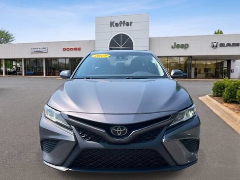 Used 2019 Toyota Camry SE FWD image 3