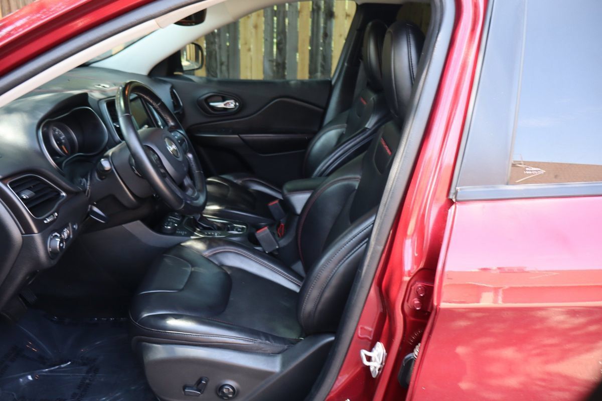 Used 2020 Jeep Cherokee Trailhawk w/ Comfort/Convenience Group AWD/4WD image 19