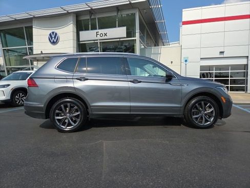 Used 2022 Volkswagen Tiguan SE w/ Panoramic Sunroof Package image 7