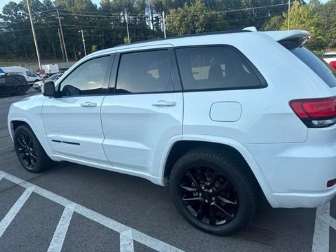 Used 2020 Jeep Grand Cherokee Altitude RWD image 3