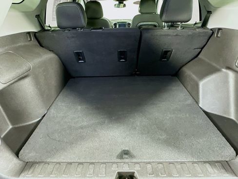 Used 2024 GMC Terrain SLE w/ Driver Convenience Package image 33