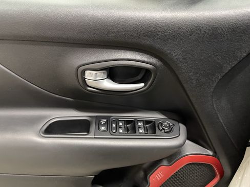 Used 2023 Jeep Renegade Trailhawk AWD/4WD image 17