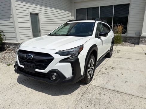 Used 2024 Subaru Outback Premium AWD/4WD image 2