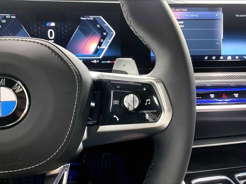 Used 2025 BMW 760i xDrive w/ Premium Package image 23