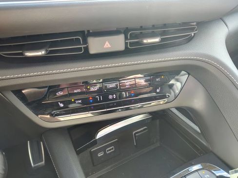 Used 2022 Buick Envision Essence w/ Sport Touring Package AWD/4WD image 18