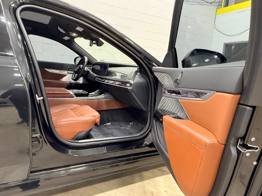Used 2023 BMW i7 xDrive60 AWD/4WD image 47