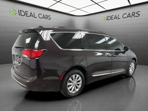 Used 2017 Chrysler Pacifica Touring-L FWD image 5