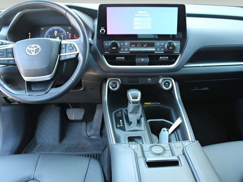 Certified 2024 Toyota Grand Highlander AWD image 7