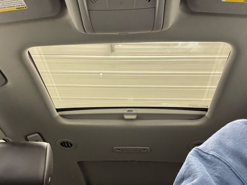 Used 2019 GMC Acadia SLT AWD/4WD image 16