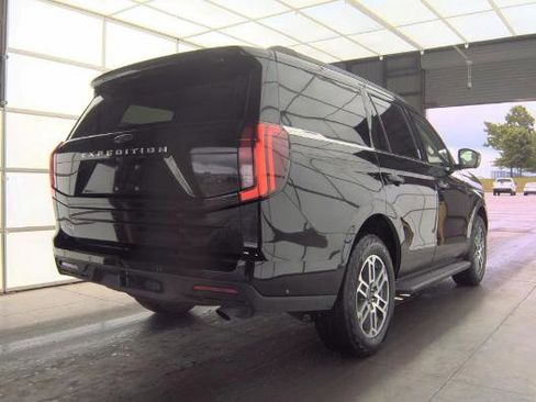 Used 2025 Ford Expedition Active AWD/4WD image 3