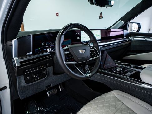 Used 2025 Cadillac Escalade ESV V image 36