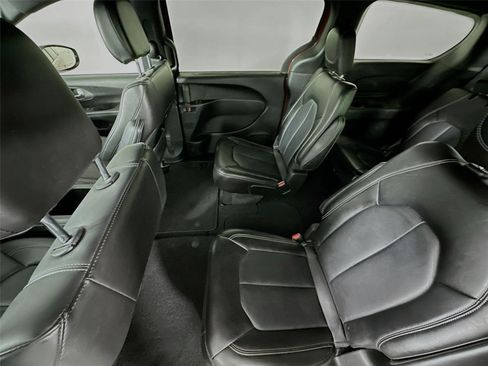 Used 2025 Chrysler Pacifica Select image 20