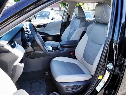 Used 2021 Toyota RAV4 XLE Premium image 16