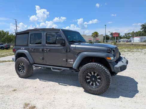 Used 2018 Jeep Wrangler Unlimited Sport S AWD/4WD image 2