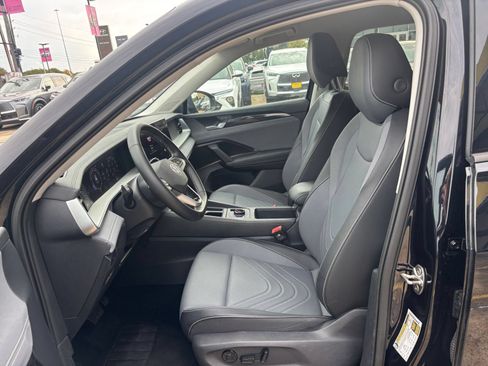 Used 2026 Volkswagen Tiguan SE FWD image 24