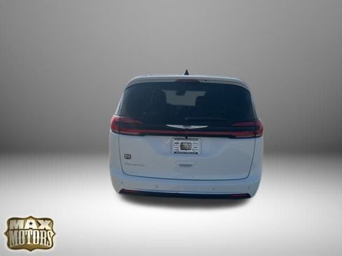 New 2026 Chrysler Pacifica Select image 8