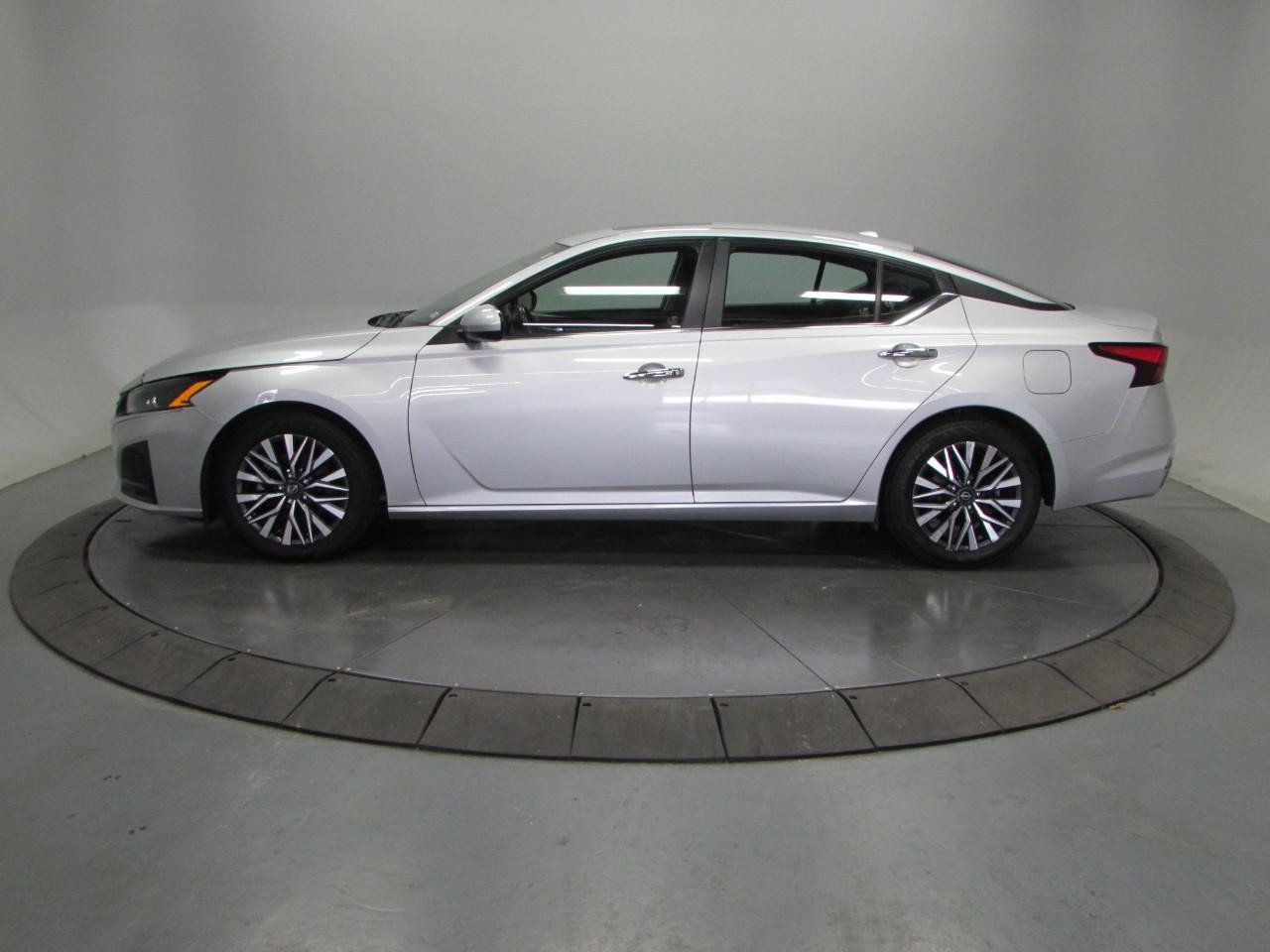 Used 2024 Nissan Altima 2.5 SV w/ SV Premium Package FWD image 4