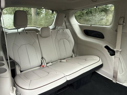 Used 2020 Chrysler Pacifica Limited image 25