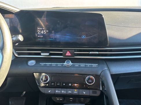 Used 2025 Hyundai Elantra SEL image 18