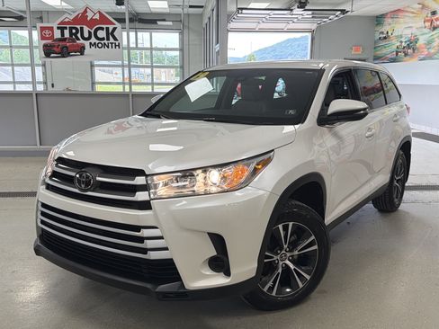 Used 2019 Toyota Highlander LE AWD/4WD image 1