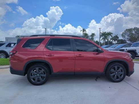Used 2024 Honda Pilot Sport image 4