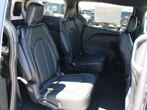 New 2026 Chrysler Pacifica Select AWD/4WD image 13