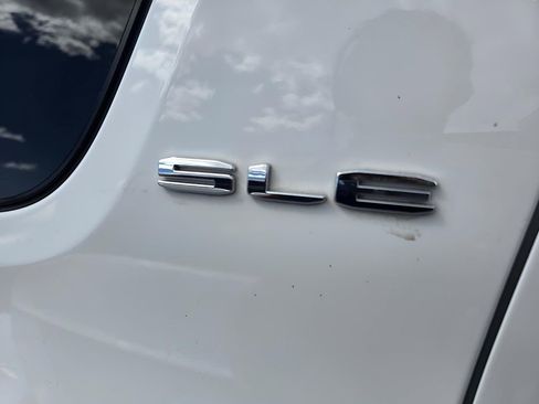 Used 2020 GMC Acadia SLE image 15