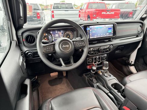 Used 2025 Jeep Wrangler Unlimited Rubicon AWD/4WD image 18