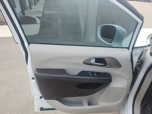 Used 2017 Chrysler Pacifica Touring-L Plus w/ Tire & Wheel Group image 21