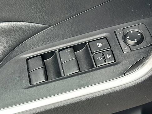 Used 2021 Toyota RAV4 XLE w/ Convenience Package FWD image 12