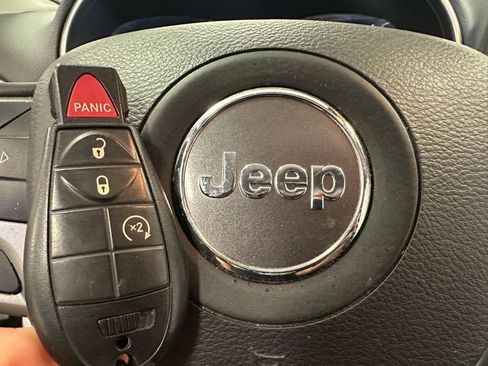 Used 2019 Jeep Cherokee Latitude w/ Cold Weather Group AWD/4WD image 24