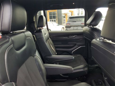 Used 2022 Jeep Grand Cherokee L Laredo image 34